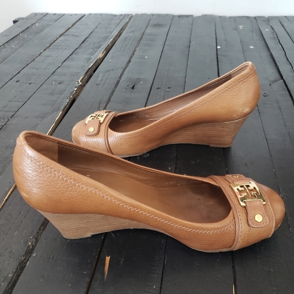 Tory Burch Women's 8 Tan Leather Wedge Heel Flats Shoes Gold Hardware Designer - Picture 7 of 10